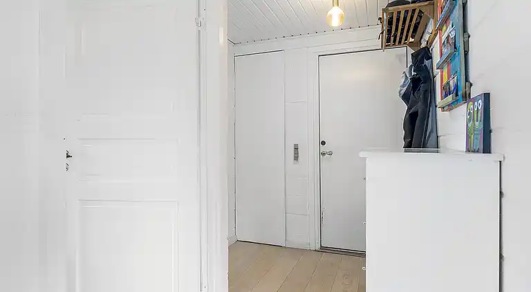 Sommerhus nær vand, skov og Møns Klint