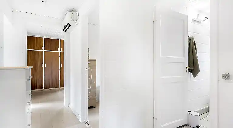 Sommerhus nær vand, skov og Møns Klint