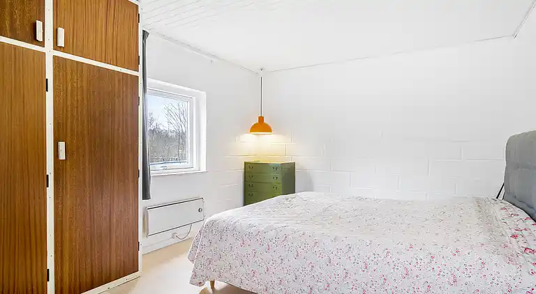 Sommerhus nær vand, skov og Møns Klint