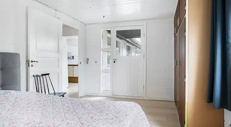 Sommerhus nær vand, skov og Møns Klint