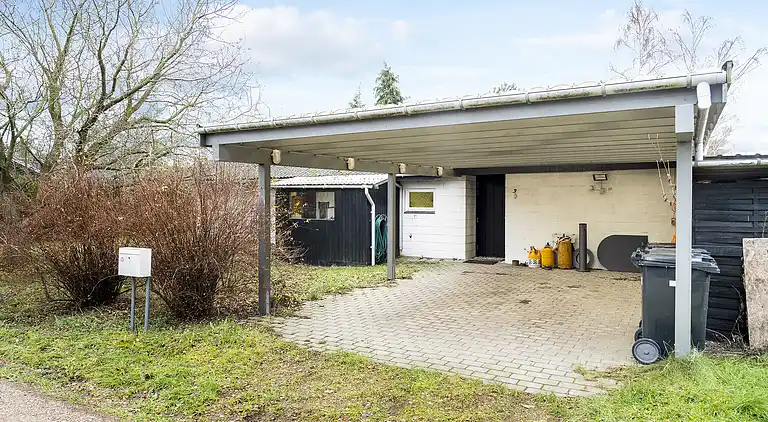 Sommerhus nær vand, skov og Møns Klint