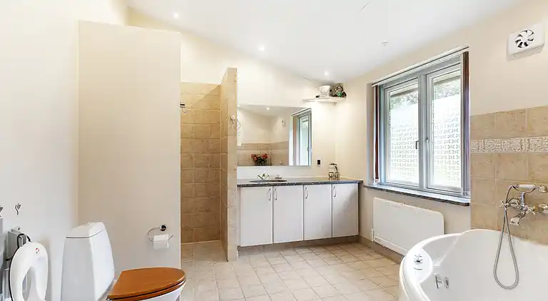 Stort Sommerhus i rolige natur skønne omgivelser