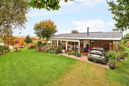 Rummelige sommerhus omgivet af skov 