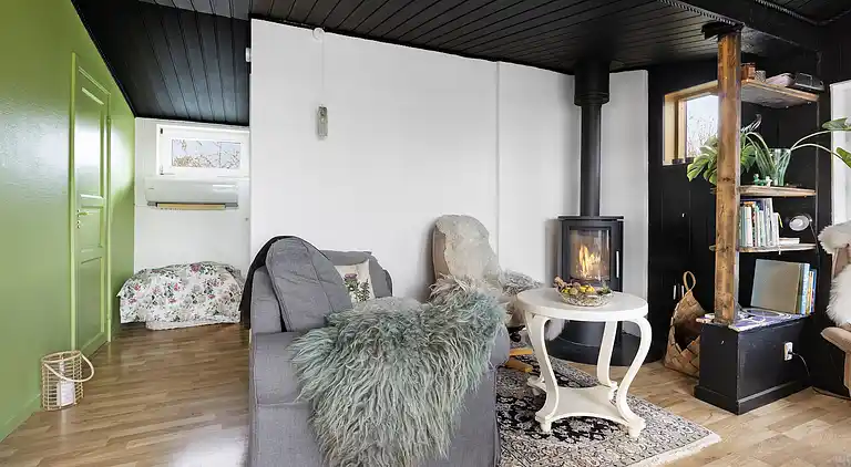 Hyggeligt 'heksehus' med skøn have og fjordkig