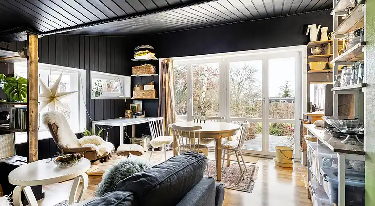 Hyggeligt 'heksehus' med skøn have og fjordkig