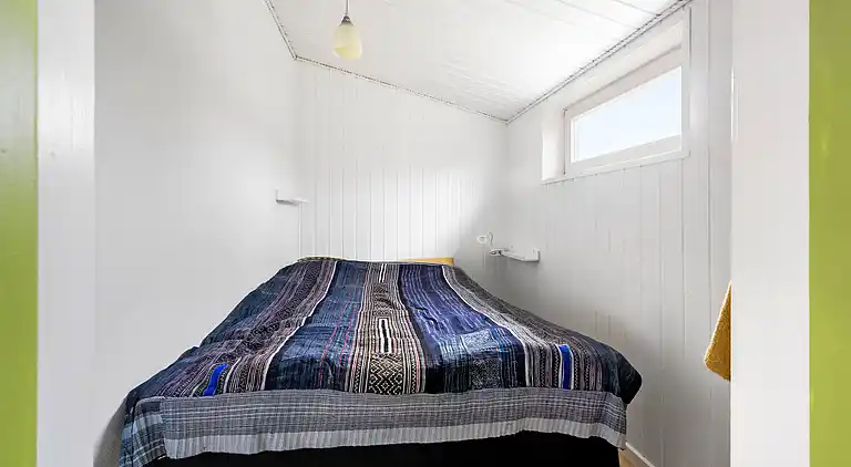 Hyggeligt 'heksehus' med skøn have og fjordkig