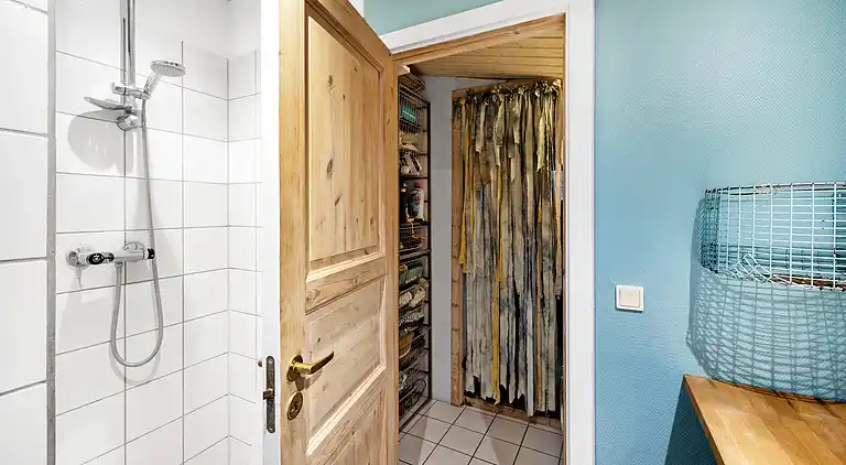 Hyggeligt 'heksehus' med skøn have og fjordkig