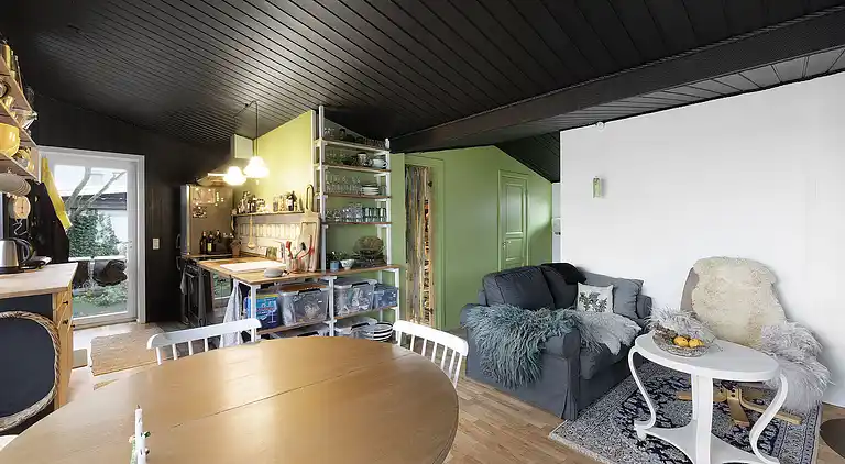 Hyggeligt 'heksehus' med skøn have og fjordkig