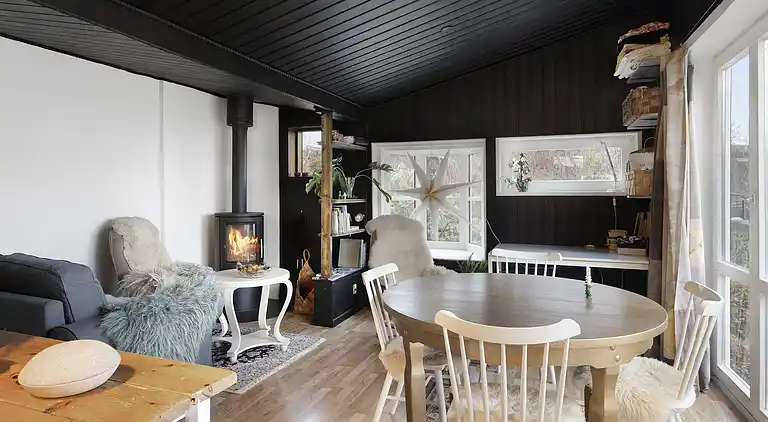 Hyggeligt 'heksehus' med skøn have og fjordkig