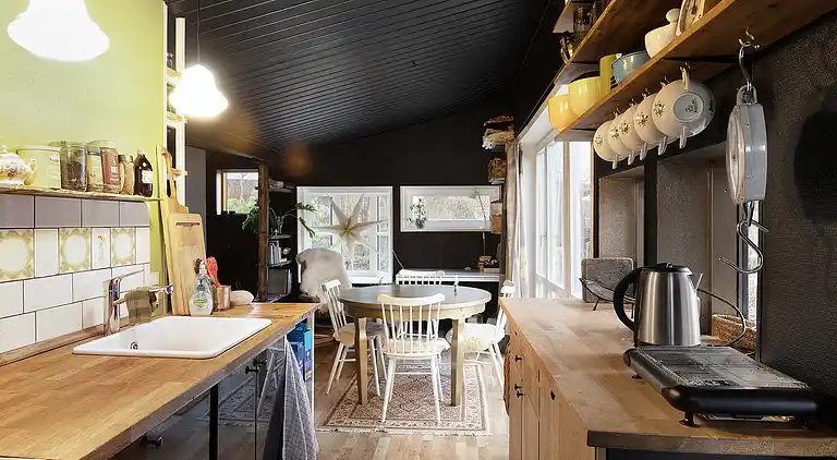 Hyggeligt 'heksehus' med skøn have og fjordkig