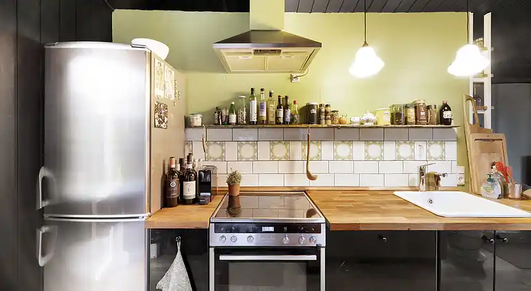 Hyggeligt 'heksehus' med skøn have og fjordkig