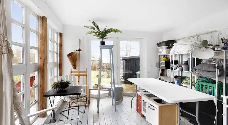 Hyggeligt 'heksehus' med skøn have og fjordkig