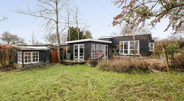 Hyggeligt 'heksehus' med skøn have og fjordkig
