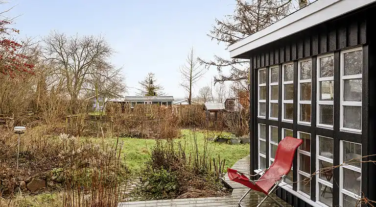 Hyggeligt 'heksehus' med skøn have og fjordkig