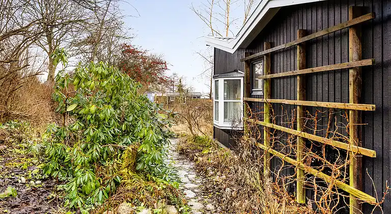 Hyggeligt 'heksehus' med skøn have og fjordkig