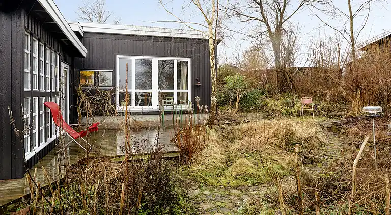 Hyggeligt 'heksehus' med skøn have og fjordkig