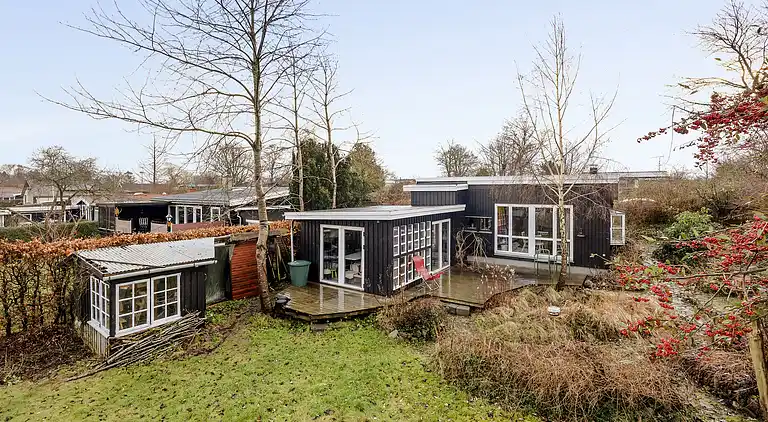 Hyggeligt 'heksehus' med skøn have og fjordkig