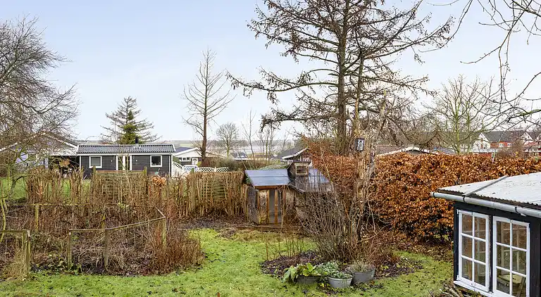 Hyggeligt 'heksehus' med skøn have og fjordkig