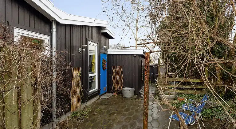 Hyggeligt 'heksehus' med skøn have og fjordkig