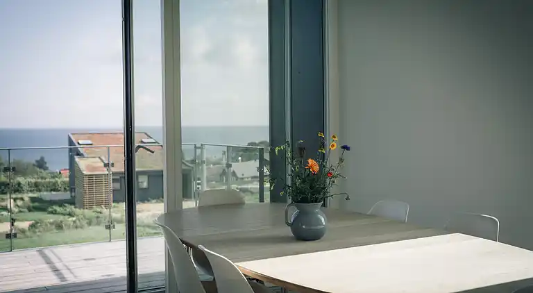 Nybygget sommerhus med havudsigt