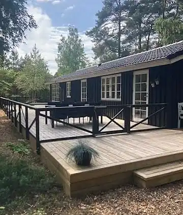 Ferienhaus mitten im Wald, nah am Wasser.