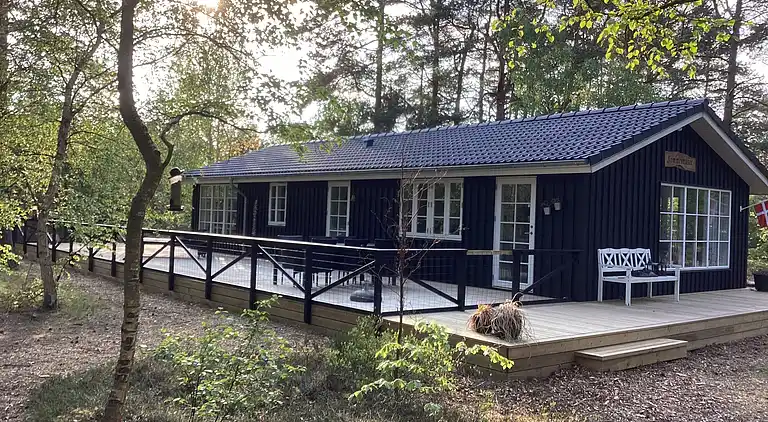 Ferienhaus mitten im Wald, nah am Wasser.