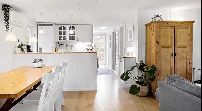 Ferienhaus mitten im Wald, nah am Wasser.