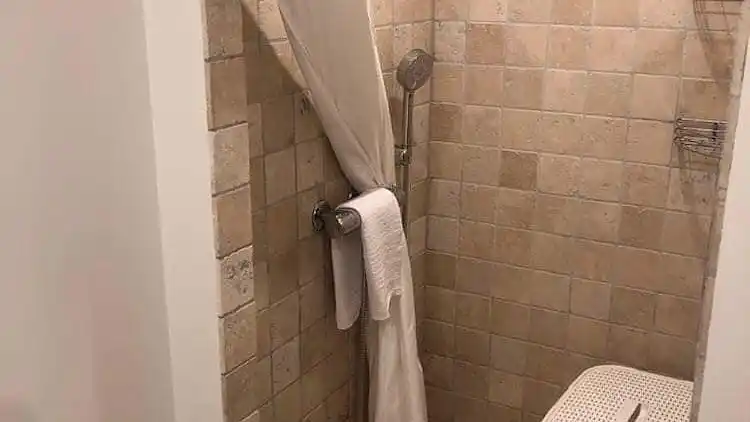 Ferienhaus mitten im Wald, nah am Wasser.