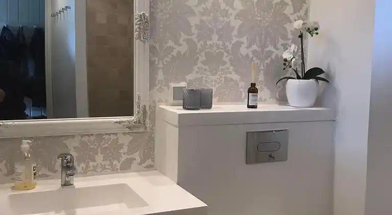 Ferienhaus mitten im Wald, nah am Wasser.