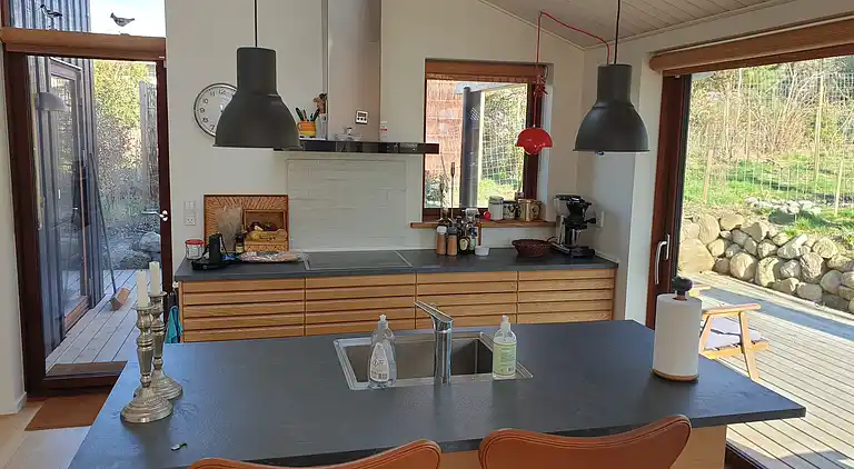 Lækkert sommerhus med shelter og natur