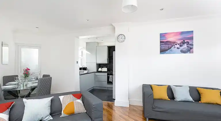 Skyvillion - Enfield 4bed House W garden & Parking