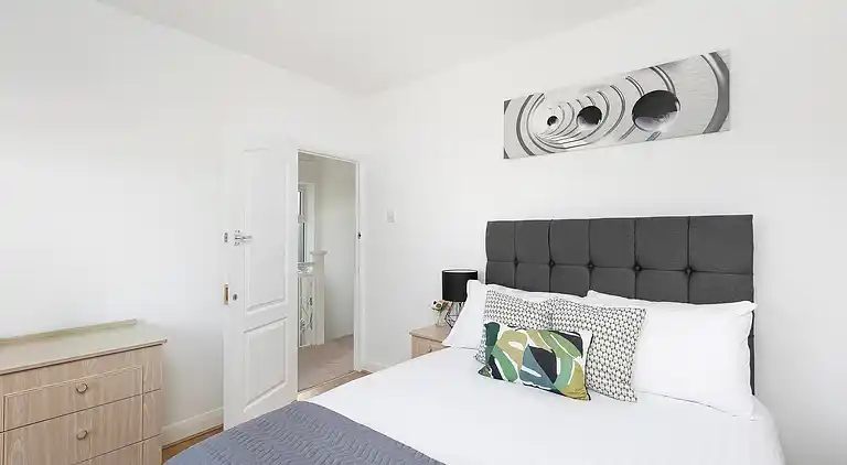 Skyvillion - Enfield 4bed House W garden & Parking