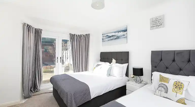 Skyvillion - Enfield 4bed House W garden & Parking