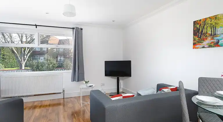 Skyvillion - Enfield 4bed House W garden & Parking