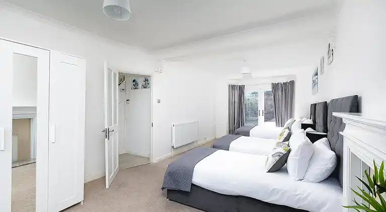 Skyvillion - Enfield 4bed House W garden & Parking