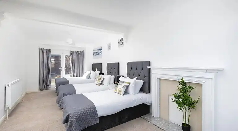 Skyvillion - Enfield 4bed House W garden & Parking