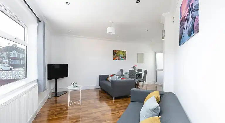 Skyvillion - Enfield 4bed House W garden & Parking