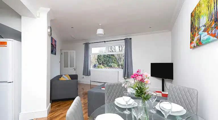 Skyvillion - Enfield 4bed House W garden & Parking