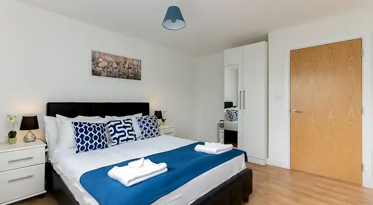 Skyvillion  1bed Enfield Flat W balcony & parking