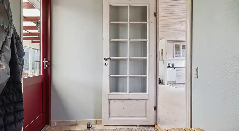 Rummelige sommerhus omgivet af skov 