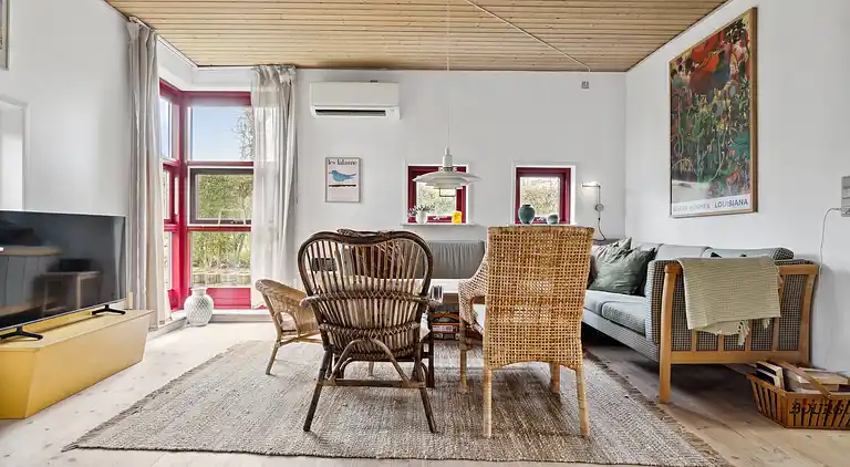 Rummelige sommerhus omgivet af skov 