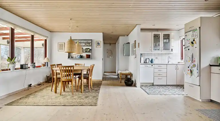 Rummelige sommerhus omgivet af skov 