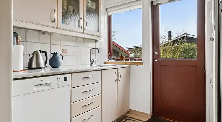 Rummelige sommerhus omgivet af skov 