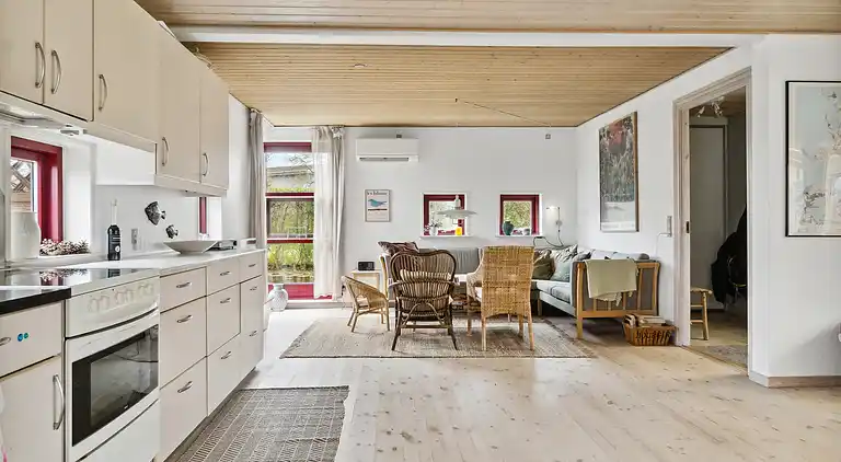 Rummelige sommerhus omgivet af skov 