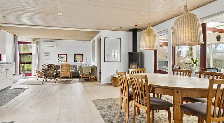 Rummelige sommerhus omgivet af skov 