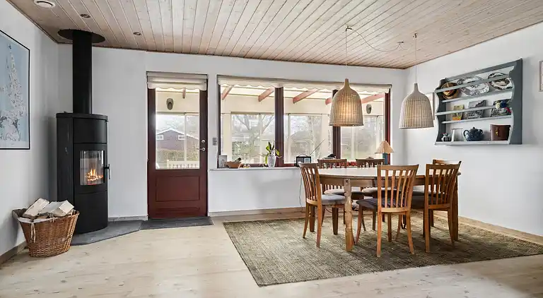 Rummelige sommerhus omgivet af skov 