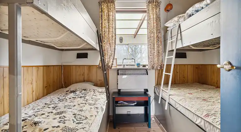 Rummelige sommerhus omgivet af skov 