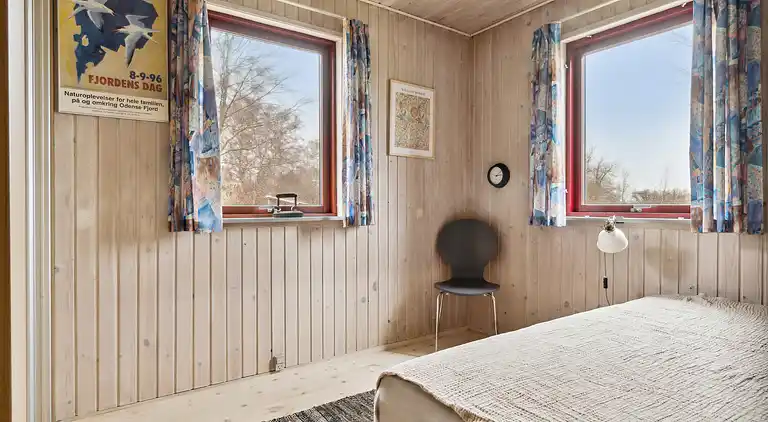 Rummelige sommerhus omgivet af skov 