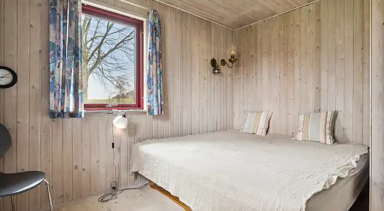 Rummelige sommerhus omgivet af skov 