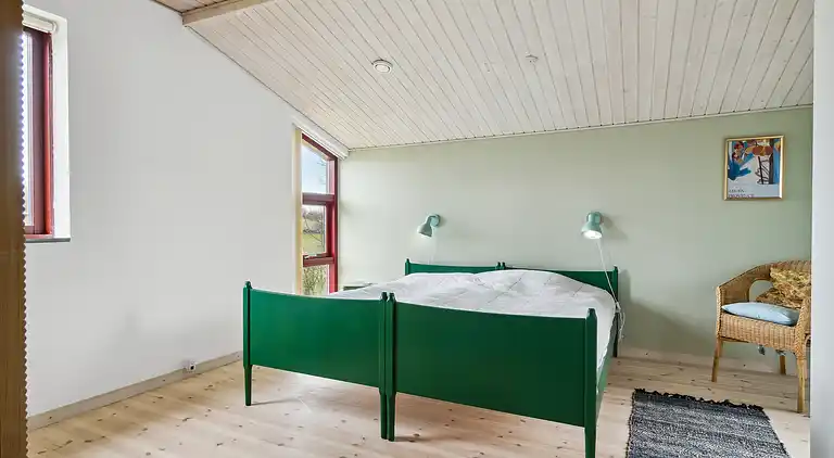 Rummelige sommerhus omgivet af skov 